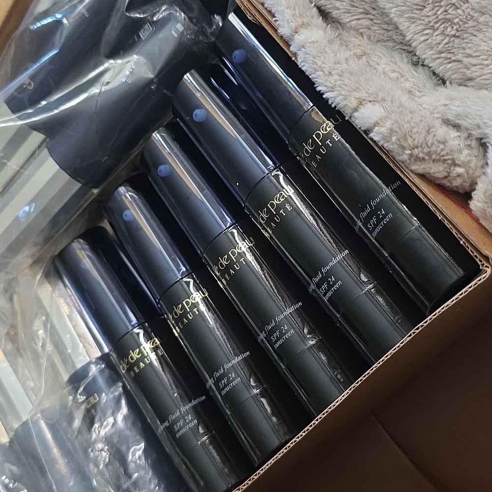 Clé de Peau Beauté Refining Fluid Foundation SPF 24 - Picture 3 of 3